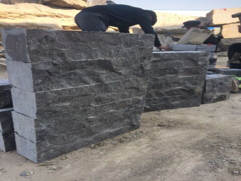 青石板自然面由青石板材厂家加工，仿古青石板适用于古建石材工程